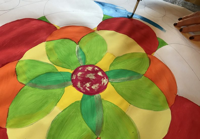 Gemaltes Mandala in Grün, Gelb und Rot