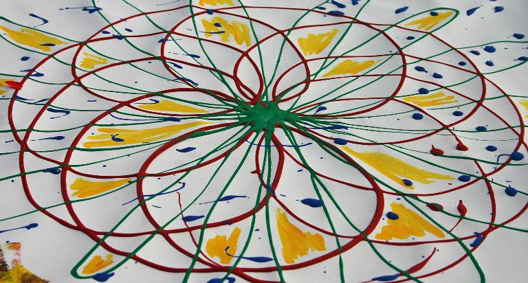 Gezeichnetes Wort-Cluster mit farbigen Linien