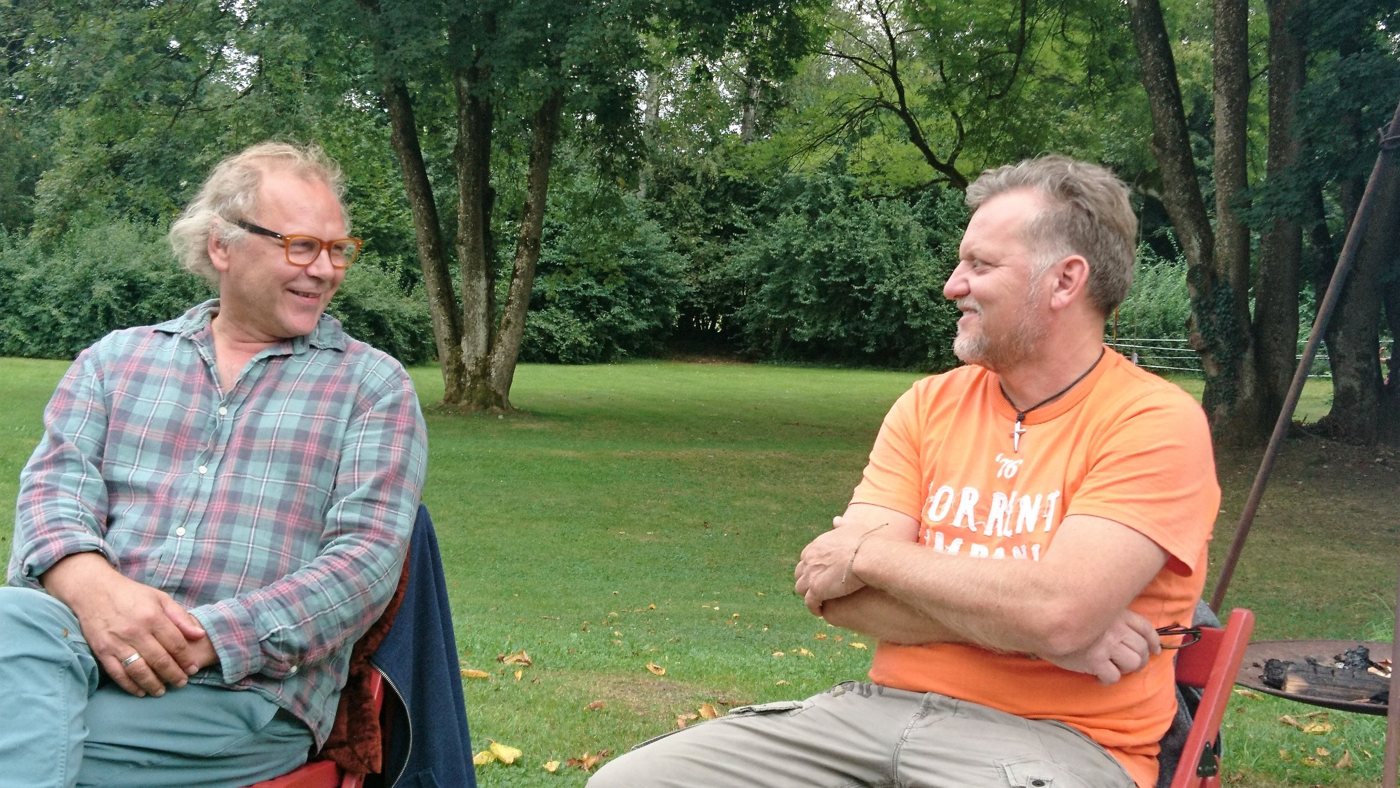 Erwin Bakowsky und Udo Müller im Gespräch im Garten