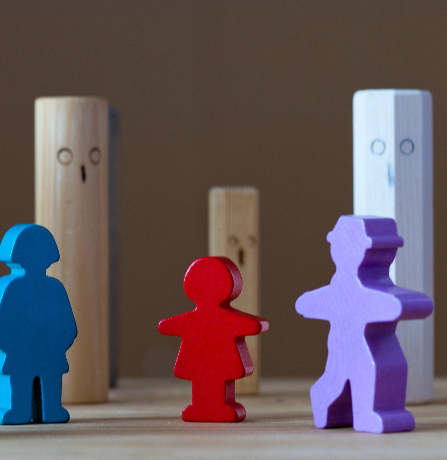 Farbige Figuren als Bodenanker