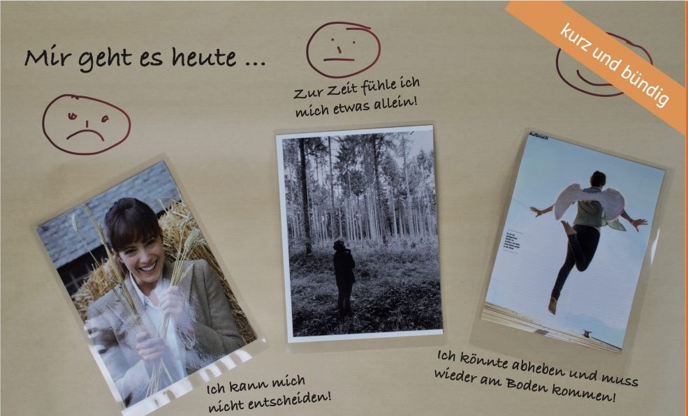 Drei ausgewählte Bilder auf einem Tisch mit handgeschriebenen Sätzen: Mir geht es heute …
